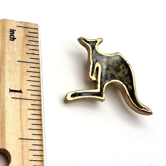 Small Vintage Goldtone Kangaroo Pin with Opal Flake Inlay - Picture 4 of 4